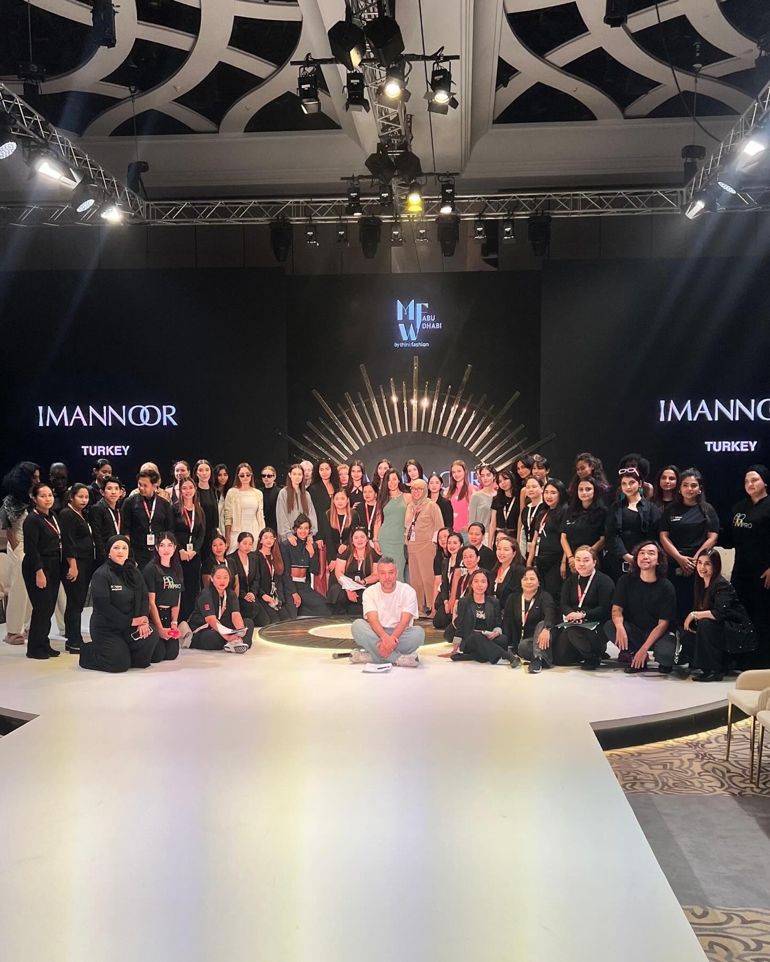 LED ekranlı Modest Fashion Week sahnesi