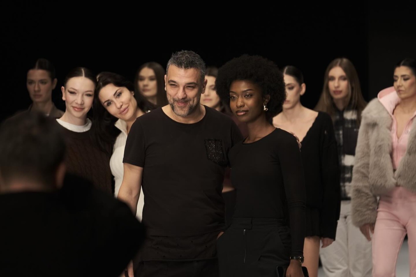 Serkan Duman modellerle backstage'de