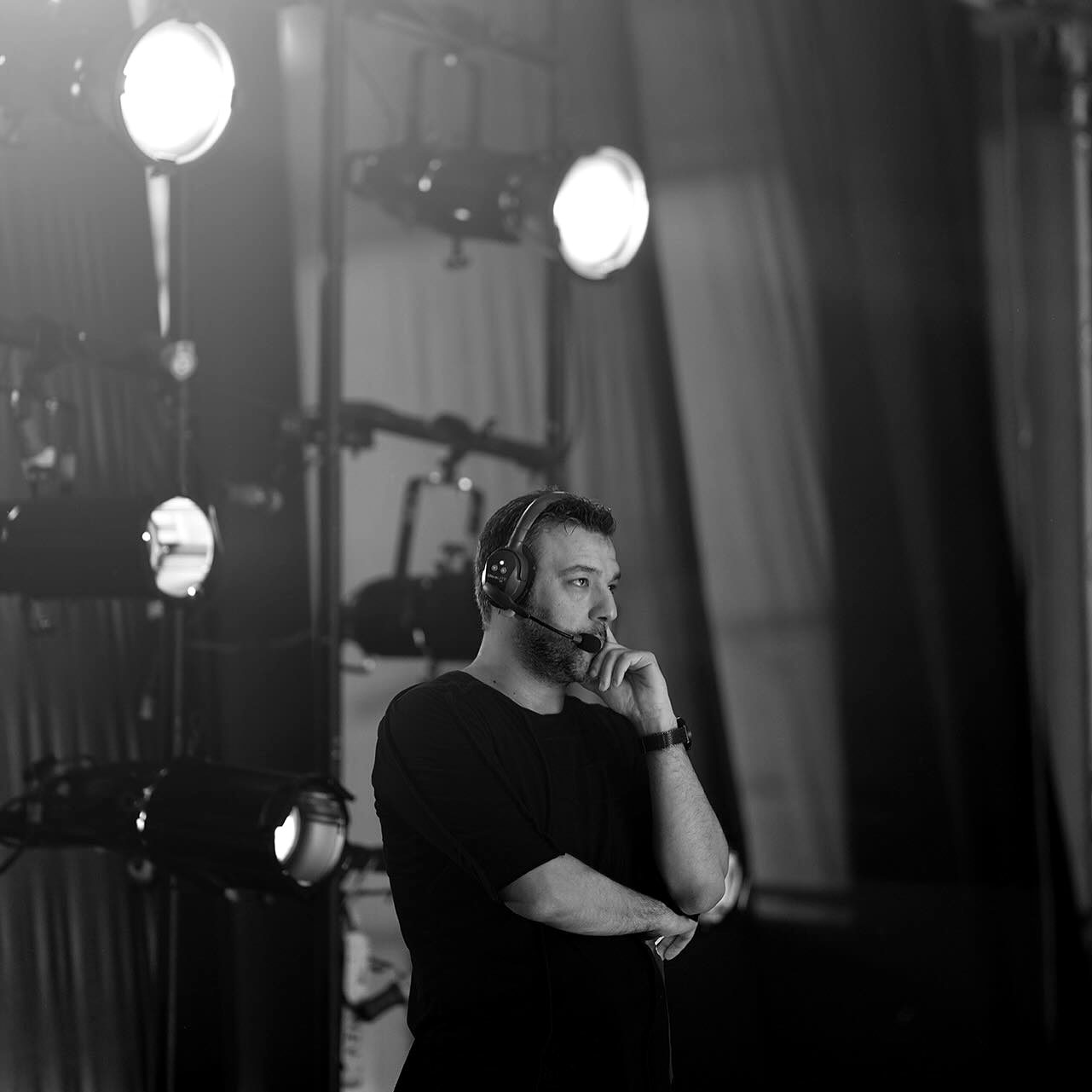 Serkan Duman kulaklıkla show control masasında